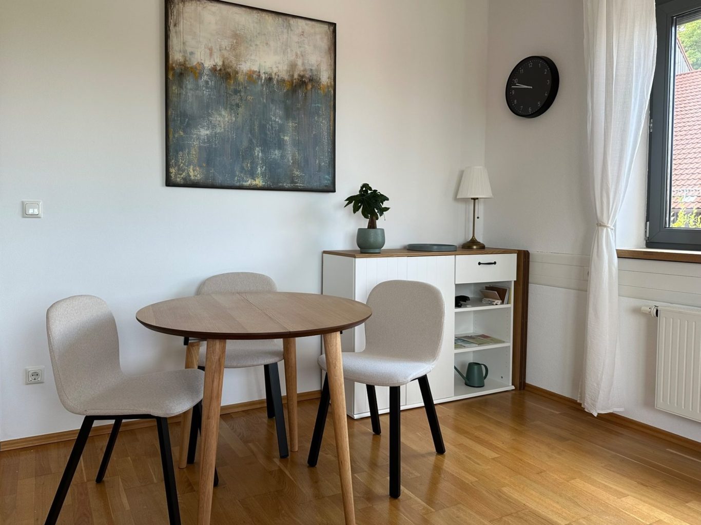 Einladender Praxisraum für psychotherapeutische Sitzungen in der Praxis Viola Hoffmann in Mauerstetten Einladender Praxisraum für psychotherapeutische Sitzungen in der Praxis Viola Hoffmann in Mauerstetten